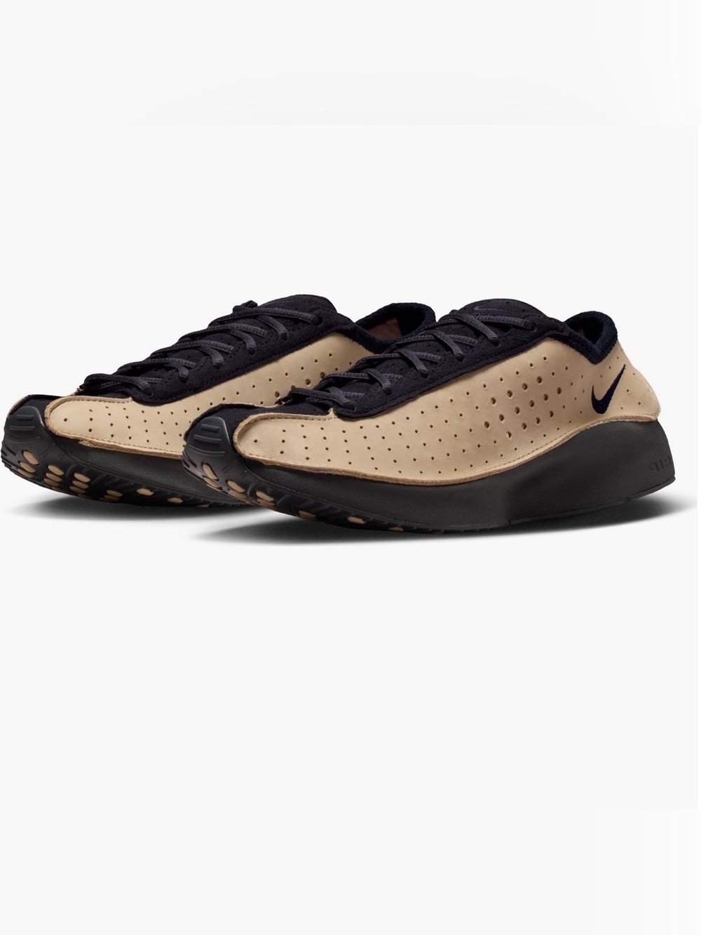 Nike Men’s Black and Tan Low-Top Sneaker